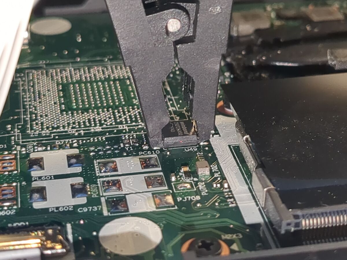 SOIC-8 clip attached to the flash chip